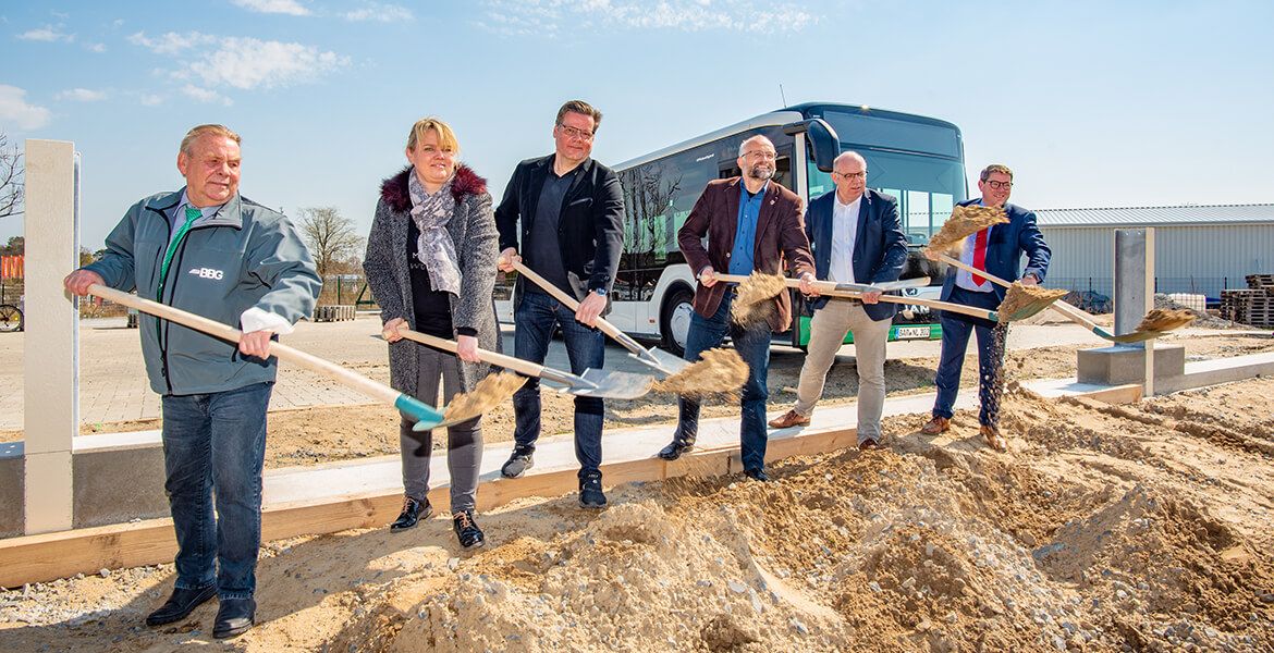 Auf dem Bild zu sehen: v.l. Hans-Joachim Schneider (Leiter des Betriebshofes Bernau, BBG), Christine Schink (Projektleiterin, KWB), Frank Hampel (Planungsbüro Hampel), Daniel Kurth (Landrat Landkreis Barnim), Frank Wruck (Geschäftsführer, BBG), André Stahl (Bürgermeister Stadt Bernau) begehen den offiziellen Baustart einer neuen Busgarage. (Foto: Torsten Stapel)