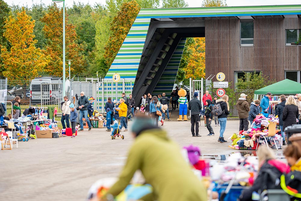 Flohmarkt Auf Dem Tag Der Offenen Tur Kwb  © Torsten Stapel
