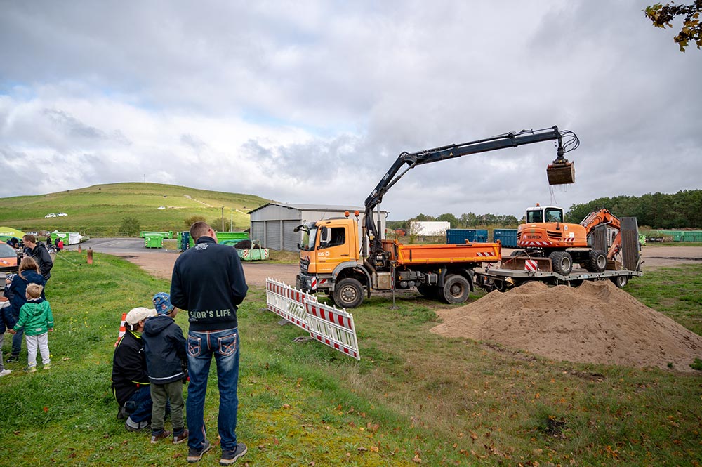 Kis Bagger Vor Deponieberg  © Torsten Stapel