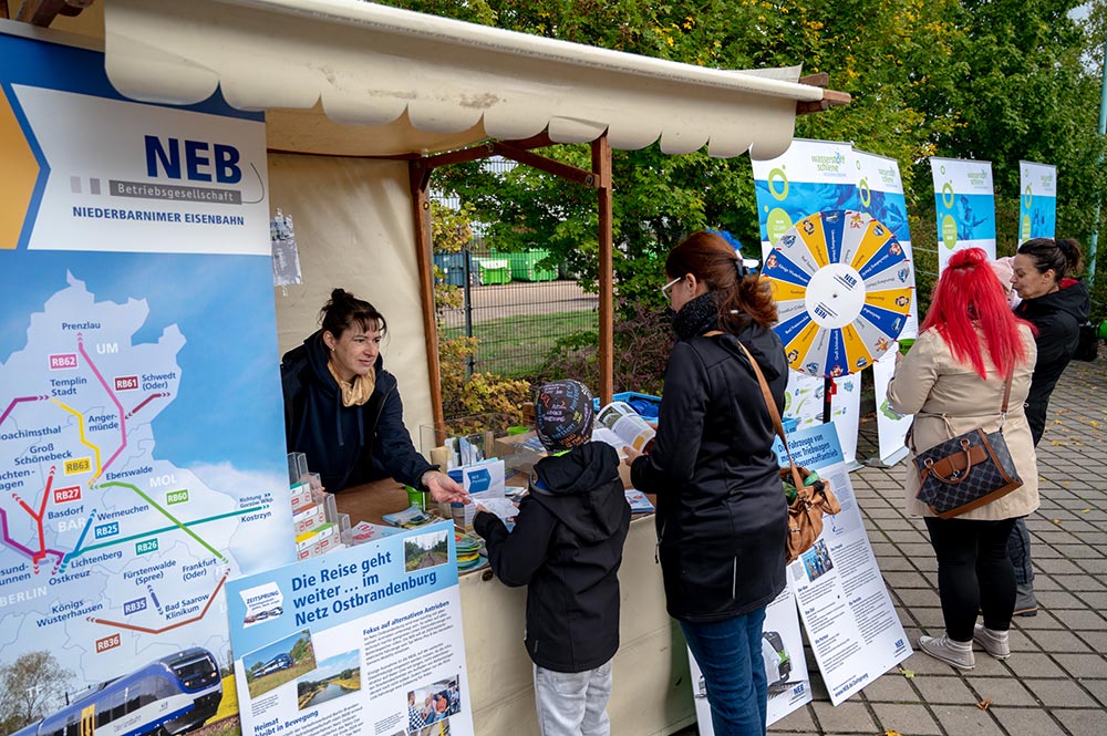 Neb Beim Tag Der Offenen Tur Kwb  © Torsten Stapel