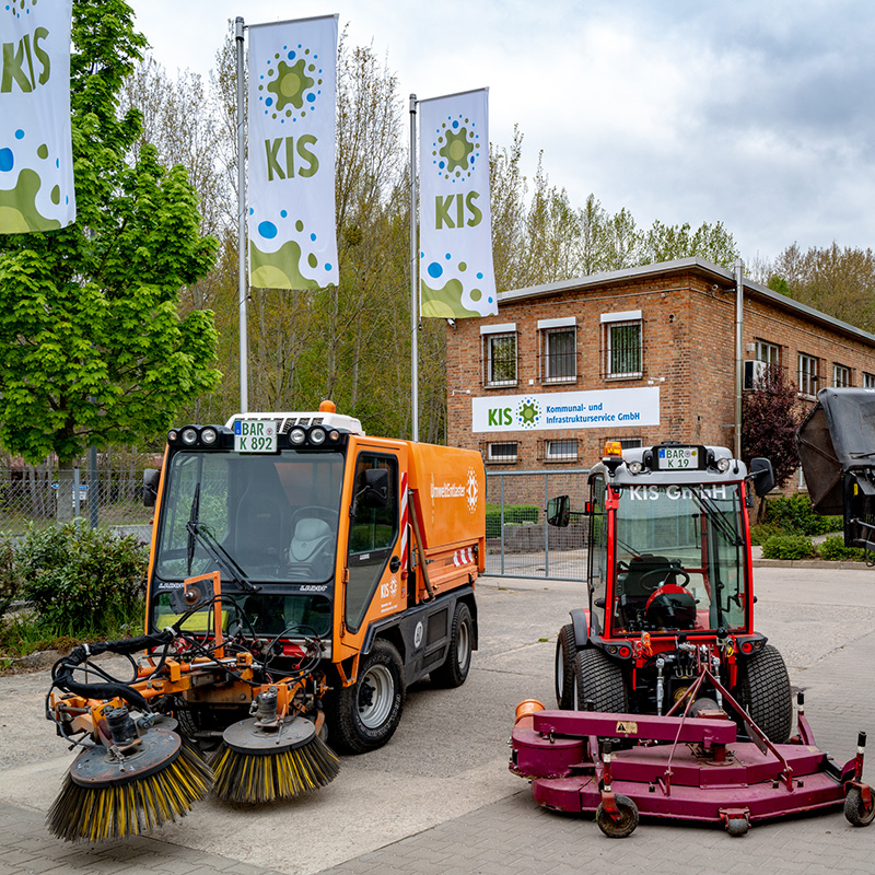 KIS Hauptgebäude Walzwerk mit Räumfahrzeugen